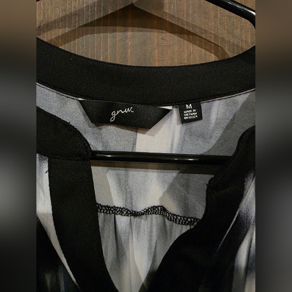 GNW Black and White Sleeveless Women's Top Size Medium - Picture 2 of 4